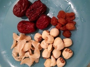 step3: 準備一個燉盅，將所有材料加入，再加入熱水，熱水必須蓋過所以材料，用小火隔水燉40分鐘，即成