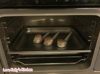 step2: 蔥切粒，蒸魚豉油加1茶匙XO醬撈均備用；