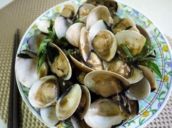 step3: 喜歡吃辣的朋友可以加少許辣椒下拌炒，風味更是棒!