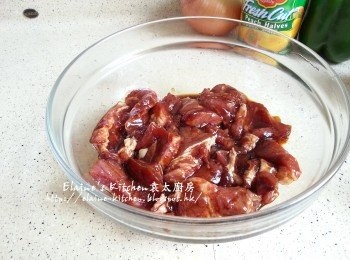 step2: 先加入生抽 , 老抽 , 雞蛋白拌勻醃10分鐘