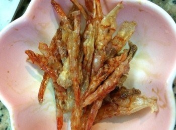step2: 2)蝦乾洗淨後用生抽醃一醃15分鐘左右