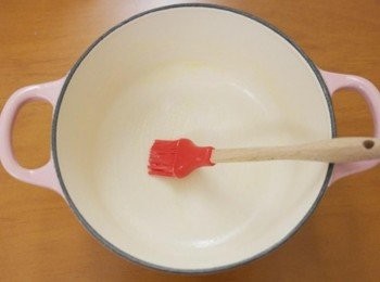 step7: 在烤模內塗上些許奶油~我直接用16cm小鍋^^