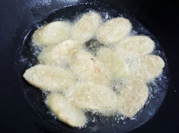 step3: 開火下油待滾後熄火放茄子入內炸, 開回火再大火炸到茄子硬身翻轉再炸