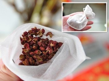 step4: 另外再使用茶葉袋裝下適量的花椒粒
