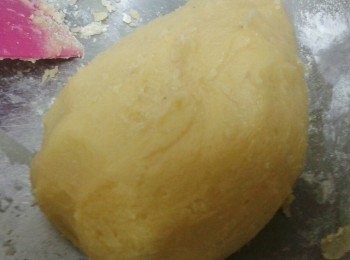 step2: 篩入麵粉拌勻，用手輕搓成麵糰