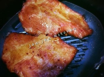 step3: 打開，兩面均掃上蜜糖，轉160度多焗2分鐘即可。如不用氣炸鍋，其實煎或焗爐亦可以，只要控制好火喉便好。