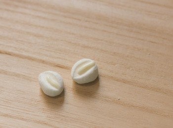 step2: 綿花糖小熊做法：於切口位點上已溶化之白朱古力