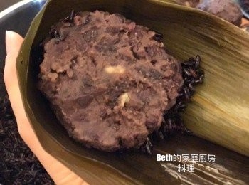 step6: 取兩片粽葉折成漏勺狀，放入紫米，再放入紅豆地瓜泥球