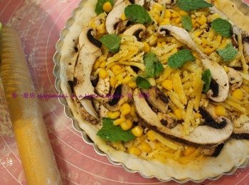 step3: 麵糰從雪櫃取出, 用棍搓平麵團(厚度約0.5cm);預熱焗爐200度
;焗盤塗一層薄油, 放上披薩底; 披薩鋪上配菜