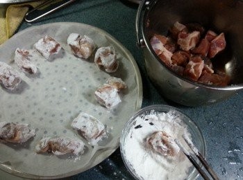 step2: 入爐前將排骨沾滿生粉