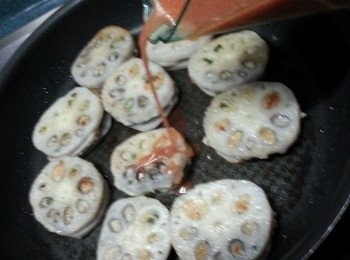 step6: 當蓮藕兩邊煎至金黃後,倒入調味料慢火將汁煮傑身,讓蓮藕索汁