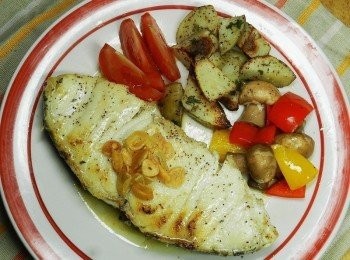 step7: 起鍋後，將配菜排盤，並在圓鱈上排上蒜片