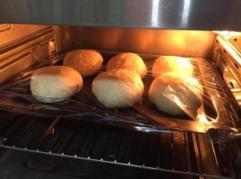 step6: 將收口處朝下放入烤盤中, 蓋上保鮮膜, 進行二次發酵（蒸烤箱一樣使用發酵模式，40度發酵約30分鐘，再放置10分鐘）