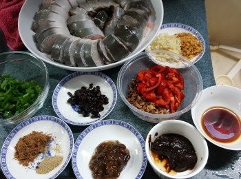 step1: 買白鱔時必須要同店主講用作整蟠龍鱔,店主會代為處理好及斬件,白鱔不能切斷每一段,清洗好放於較深的碟中,預備好所有調味醃料:陳皮1個浸軟切碎,長紅椒1條洗淨去籽後切幼絲,(如喜歡食辣亦可以用2條指天椒代替長紅椒)蔥2條切粒,蒜頭切碎粒,豆豉盅碎