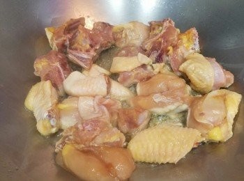 step2: 燒熱少許油，將雞件煎香兩邊至8成熟，盛起。
唔需要洗鑊，加入薑蔥，蔥頭爆香，加入冬菇，栗子及馬碎略炒。