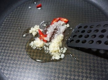 step2: 用少許油起鑊,先爆香蒜蓉.蔥頭及紫天椒