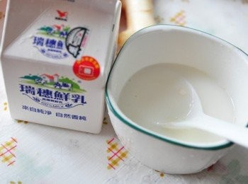step9: 準備鮮奶、玉米粉+麵粉調成水，適量分次倒入鍋中