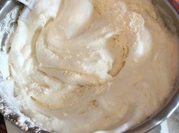 step3: 每次快和輕手fold in ，先加入第二次粉，避免消泡。拌勻然後倒入模中，用已預熱了160度焗30—35分鐘，倒扣即可切片。