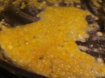 step6: 蒜蓉爆香後將巳壓爛的咸蛋黃同炒, 炒到咸蛋黃完全溶化和起泡泡。