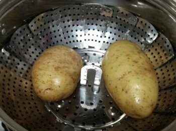 step1: 薯仔蒸熟。