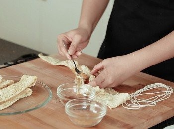 step1: 將的腐皮用水輕輕沖水, 然後小心張開成長型，並在腐皮的皺摺紋理之間放入蝦子及大地魚粉等調味料