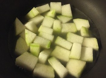 step4: 同鑊略煎冬瓜粒後帖入雞湯, 中火蓋上煮15分鐘