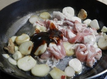 step4: 下蠔油與兩大匙水拌炒