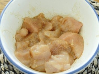 step1: 菠蘿切小塊，青紅椒切丁。先用少許生抽、糖和鹽醃雞肉30分鐘