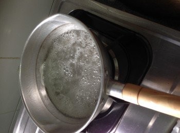step1: 先將栗膠、沙糖及果泥以小火煮滾慢慢待升溫到117-121度關火