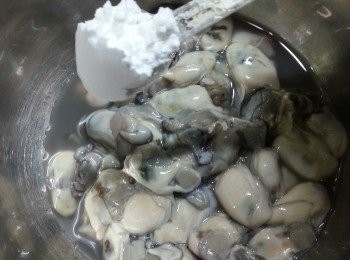 step2: 用1湯匙生粉擦洗蠔仔,揀出蠔殼