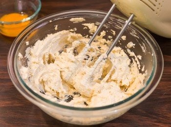 step4: 曲奇底做法：加入蛋白打勻。