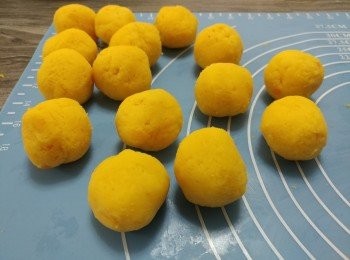 step8: 用保鮮紙包好冷藏兩小時;  包月餅時才取出分割; 搓成約25g粒狀