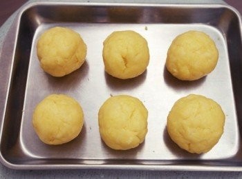 step2: 分成6小顆並且將奇異果切塊包入揉成圓球。