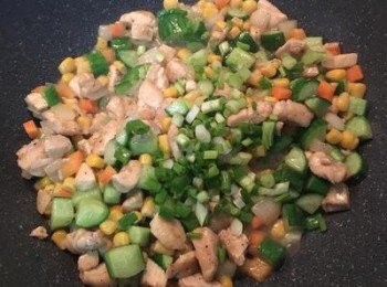 step5: 水滾後是帶點薄芡的感覺，試味道調整，最後放入蔥花炒勻即可起鍋。