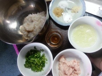 step5: 其餘蝦肉用刀背拍扁後剁碎後,加入莞茜拌勻,加入豬膏鹽.糖.胡椒粉.栗粉.麻油.蛋白拌勻