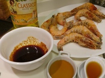 step4: 另起鑊爆香乾蔥和薑片,蝦回鑊贊酒再落巳加入糖的生抽略炒收汁。