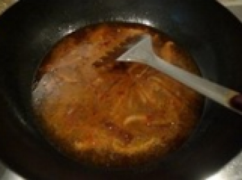 step1: 鍋中放少許油，油熱後加入四川豆瓣醬翻炒後加入清水