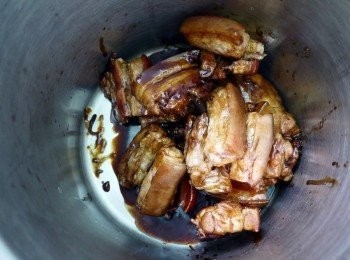 step9: 連同滷汁倒入悶煮鍋加入少許的水(約肉的一半)悶煮一小時(也可用大同電鍋煮)