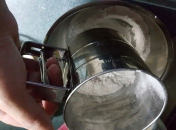 step8: 將全部粉類:糯米粉20g ,粘米粉20g ,低筋麵粉10g 過篩混合拌勻備用