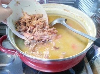 step7: 2小時後將火雞殼取出 , 起出雞肉回煲內加少許鹽調味拌勻