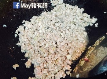 step1: 豆腐切粒備用。燒熱油鑊，爆香薑粒，放入免治豬肉及蒜蓉，炒至散開，加入紹興酒炒至乾身後加入辣豆瓣醬炒匀。