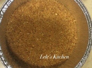 step1: 先製作蛋糕底~
將消化餅乾輾成細碎
並把無鹽奶油微波加熱至溶化
兩者混合壓入蛋糕底、壓緊
放入冷凍冰至少15分鐘