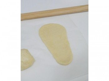 step10: 把它揉壓成像水滴狀~~~