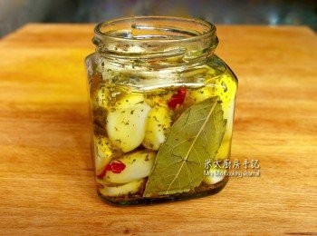 step7: 小貼士：
蒜頭和橄欖油都要用最新鮮的，醃製出來的蒜頭才會好吃!