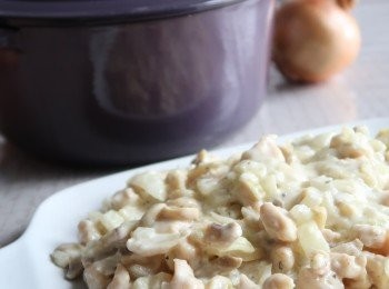 step1: 加油炒洋蔥、雞肉及低粉、 加蘑菇片炒勻, 加淡忌廉、鹽、糖、胡椒粉及雞粉, 濃度自行調整, 準用。