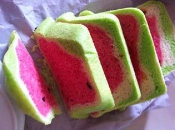 step6: 取出鍋注入適量的食水大火煮滾。把第2次發酵完畢的麵團送進蒸爐，大火蒸25-30分鐘即可。取出待涼然後切塊即可