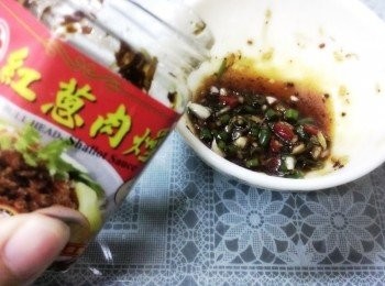 step3: 蒜末~葱末~醬油~加入香氣十足的牛頭牌紅葱肉燥~讓茄子不再平淡無奇~