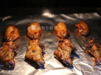 step5: 將<a href="https://bit.ly/3zHU5V3" target="_blank" data-keyword="雞翼" class="guide-link"><strong>雞翼</strong></a> <span style="display:inline-block;vertical-align:middle;margin-top:-3px;color:initial;border-radius:3px;padding:2px 3px;font-size:12px;line-height:14px;background:#87d300;color:#fff;">即買</span> 雞槌返轉，再焗10分鐘