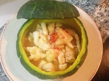 step15: 先將湯料舀入南瓜盅中；再舀入海鮮南瓜濃湯，用少許烹飪用鮮奶油做裝飾即可。