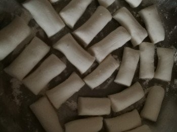 step3: 揉好後，取出小量粉團，揉成長條形，再切成一段段。